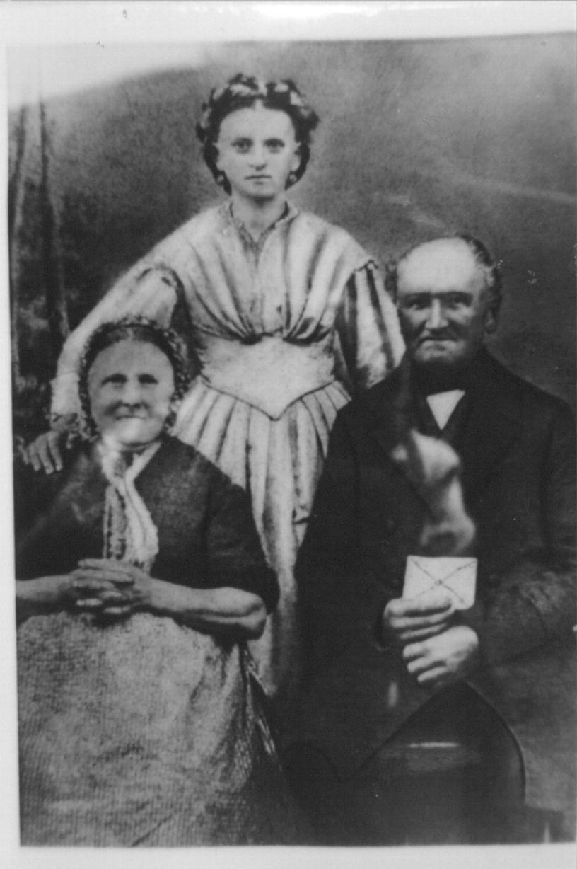 Pauline Bergmann mit ihren Groeltern Christian und Johanna Bergmann auf einem Foto um 1864