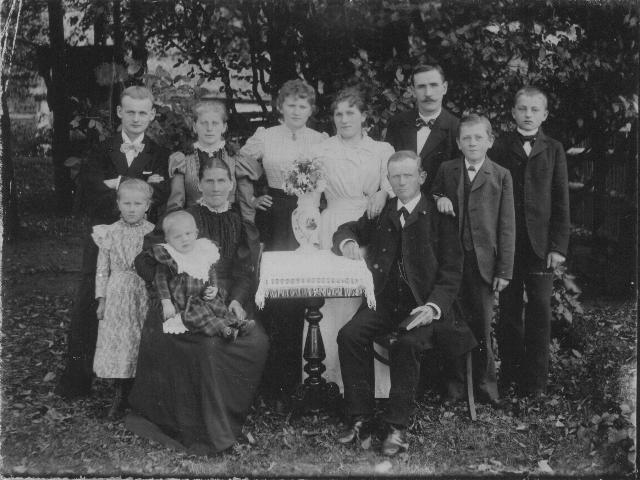 Carl Berthold und Leonora Pietsch im Kreise der Kinder um 1898